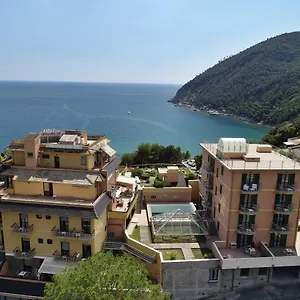 Hotell Mondial, Moneglia